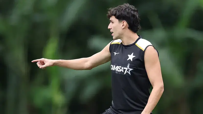 Com proibição de bets, Botafogo estampa programa de sócio-torcedor no uniforme de treino