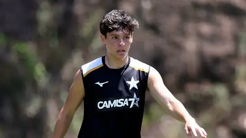 Álvaro Montoro treina e pode reforçar o Botafogo contra o Coritiba pelo Brasileirão