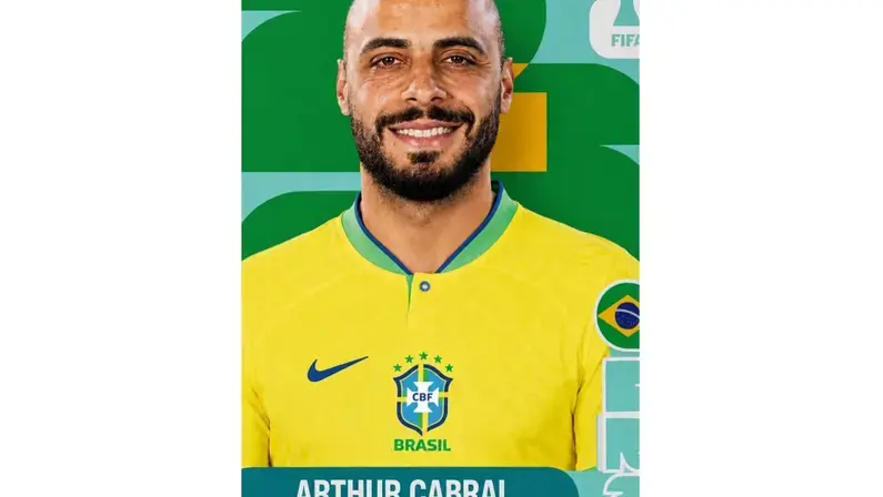 Arthur Cabral celebra hat-trick com montagem de figurinha da Copa