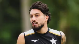 Alex Telles revela prioridade do Botafogo em renovação de contrato