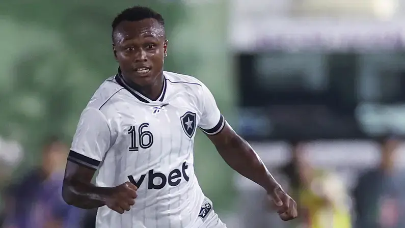 Botafogo encaminha empréstimo de Nathan Fernandes ao Ludogorets com obrigação de compra; atacante já viajou
