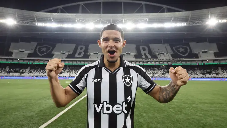 Justino celebra estreia como titular do Botafogo no Brasileirão