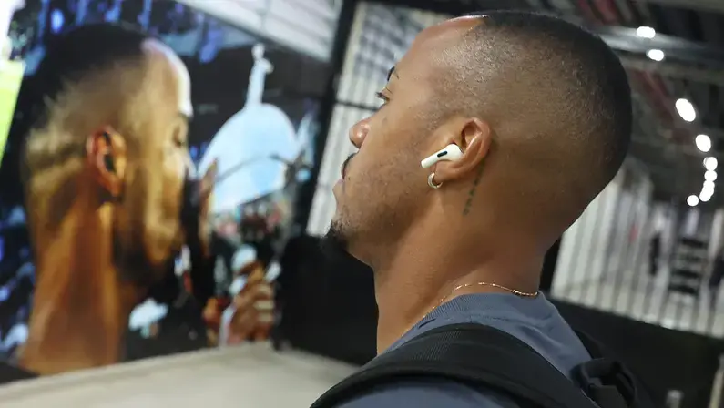 Botafogo retira foto de Marlon Freitas dos corredores do Nilton Santos e coloca imagem de Marçal