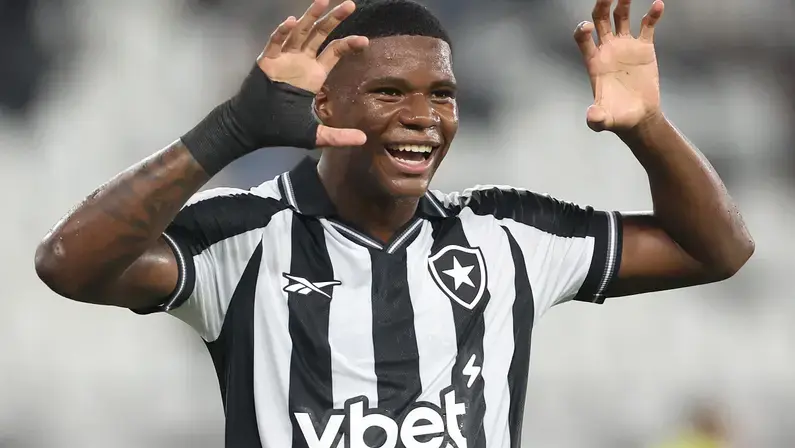 Kadir comemora vitória e reconhecimento da torcida alvinegra