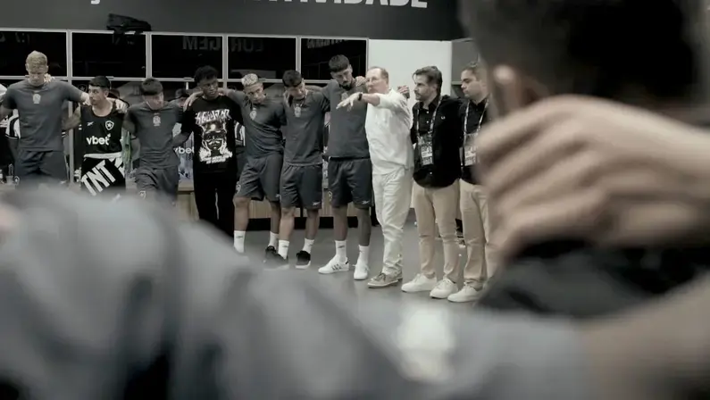 Série na Alemanha mostra discurso de Textor a elenco do Botafogo após estreia no Brasileirão: ‘Sou o presidente, dono, irmão de vocês e não vou a lugar nenhum’