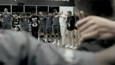 Série na Alemanha mostra discurso de Textor a elenco do Botafogo após estreia no Brasileirão: ‘Sou o presidente, dono, irmão de vocês e não vou a lugar nenhum’ Série na Alemanha mostra discurso de Textor a elenco do Botafogo após estreia no Brasileirão: ‘Sou o presidente, dono, irmão de vocês e não vou a lugar nenhum’