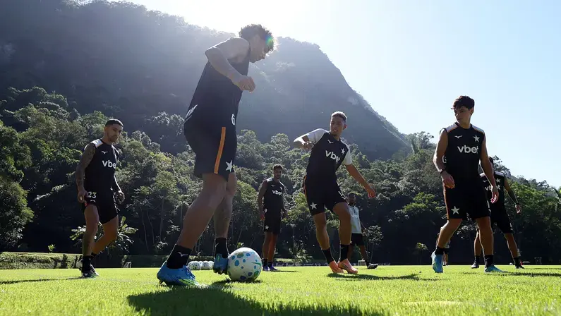 Botafogo tem negociações avançadas por reforços em diferentes posições, mas evita falar até derrubar transfer bans