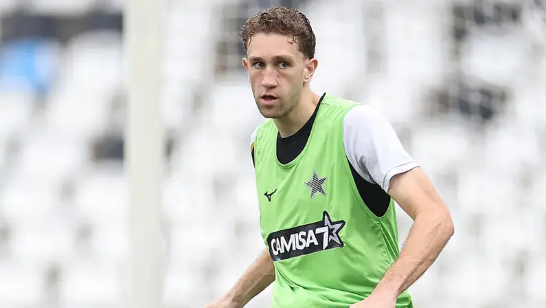 Exames não apontam fratura, mas Arthur Chaves deve desfalcar Botafogo contra Coritiba; Monzón e Justino disputam vaga