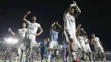 Botafogo ganha cinco posições e fecha 10ª rodada do Brasileirão na primeira página Botafogo ganha cinco posições e fecha 10ª rodada do Brasileirão na primeira página