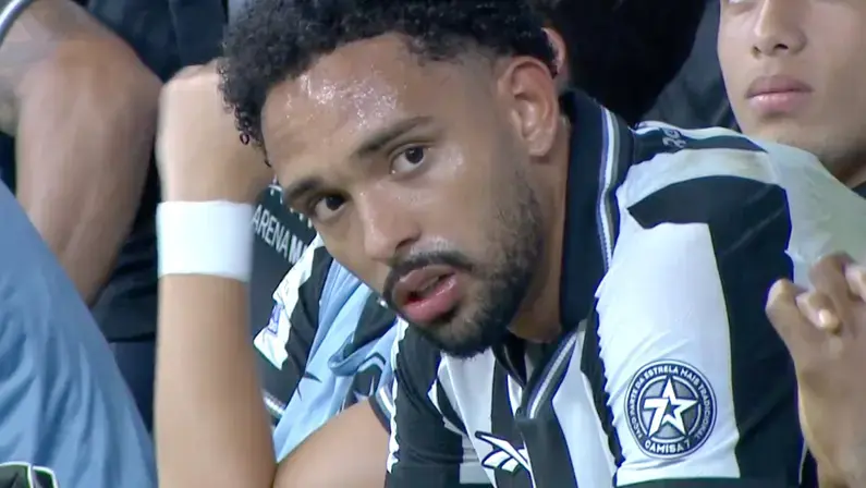 Botafogo x Internacional: forte gripe faz Vitinho ser substituído no primeiro tempo