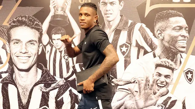 Danilo mantém clima ‘espetacular’ no Botafogo após post, diz jornalista; volante receberia R$ 2,5 milhões de salário no Palmeiras