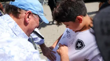 John Textor ter assinado acordo de venda de ações representando três partes pesou para ser afastado da SAF Botafogo John Textor ter assinado acordo de venda de ações representando três partes pesou para ser afastado da SAF Botafogo