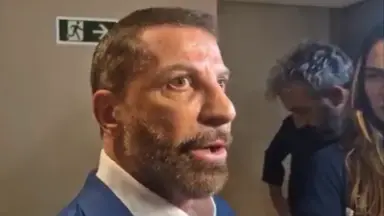 Pedrinho reclama de John Textor, do Botafogo: ‘Tem que respeitar muito o Vasco pela forma que está brincando. Por isso não acredito na liga’ Pedrinho reclama de John Textor, do Botafogo: ‘Tem que respeitar muito o Vasco pela forma que está brincando. Por isso não acredito na liga’