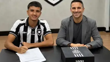 Filho de Rodrigo Caetano assina primeiro contrato profissional com o Botafogo Filho de Rodrigo Caetano assina primeiro contrato profissional com o Botafogo