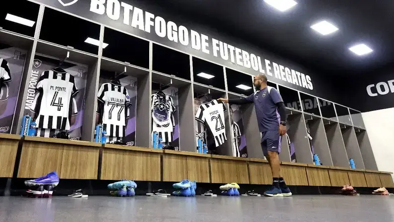 Botafogo escalado com Barboza, Newton, Júnior Santos e Kadir para enfrentar o Racing