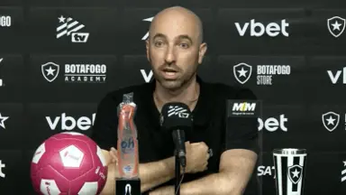 Bellão vê 'ansiedade' no Botafogo e evita pensar em Z-4: 'Estou sempre olhando para cima, mas olho 360°. É preciso ter atenção com responsabilidade' Bellão vê 'ansiedade' no Botafogo e evita pensar em Z-4: 'Estou sempre olhando para cima, mas olho 360°. É preciso ter atenção com responsabilidade'