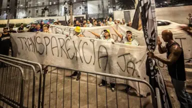 Organizadas fazem protesto após vitória no Nilton Santos: ‘John Textor, o Botafogo não precisa de você’ Organizadas fazem protesto após vitória no Nilton Santos: ‘John Textor, o Botafogo não precisa de você’