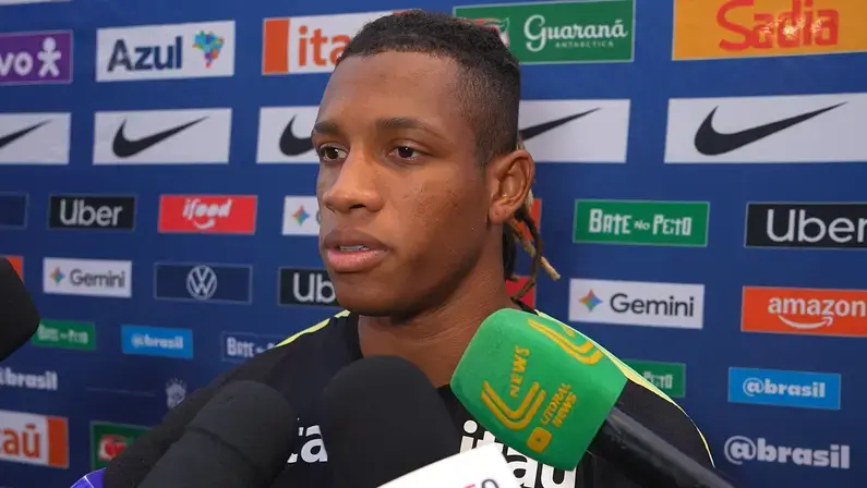 Danilo lamenta poucas chances na Copa e pede paciência com a Seleção