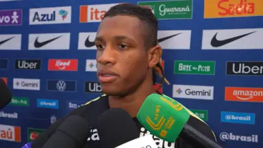 Danilo lamenta poucas chances na Copa e pede paciência com a Seleção Danilo lamenta poucas chances na Copa e pede paciência com a Seleção