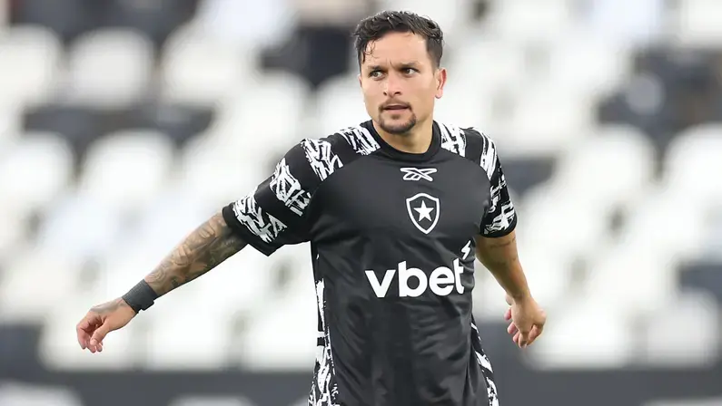 Botafogo e São Paulo acertam empréstimo de Artur até dezembro