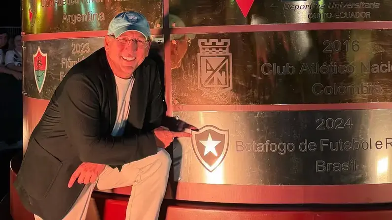 Ex-Botafogo, John Textor vai a evento da Libertadores no Rio e diz que segue dono do clube: ‘Levará um tempo para o processo ser concluído aqui’