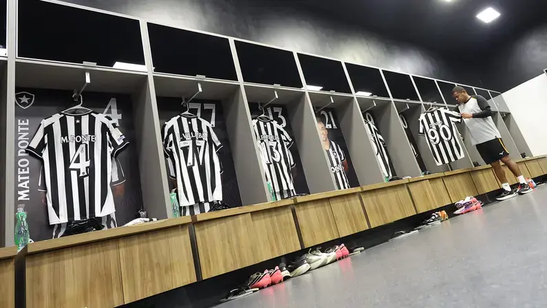 Botafogo escala Villalba e Júnior Santos; Tiquinho Soares inicia no banco contra Bragantino