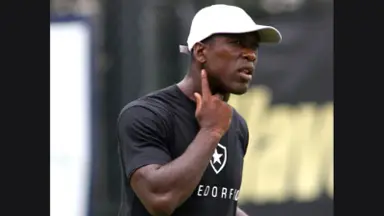 Ex-jogador do Botafogo, Seedorf é o novo técnico do Corinthians Ex-jogador do Botafogo, Seedorf é o novo técnico do Corinthians