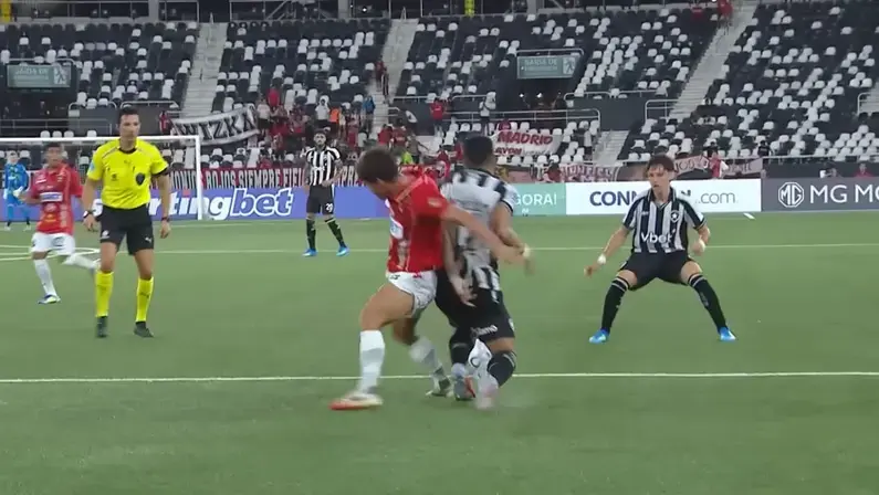 Simon concorda com pênalti cancelado após VAR em Botafogo x Caracas