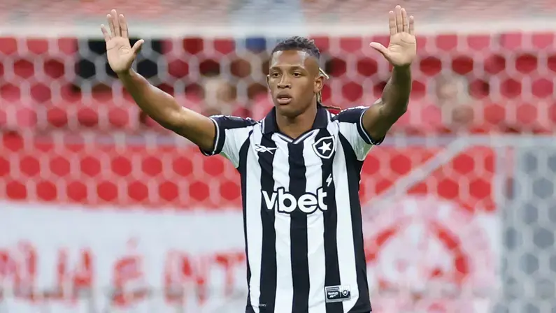 Botafogo prefere venda de Danilo para a Europa e não crê em 'esforço financeiro' de Palmeiras e Flamengo