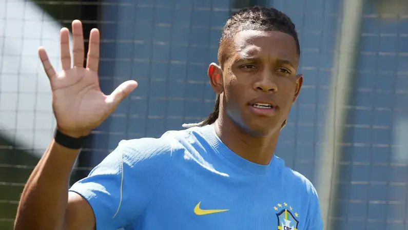 Empresários tentam vender Bruno Guimarães e sugerem Danilo, do Botafogo, ao Newcastle