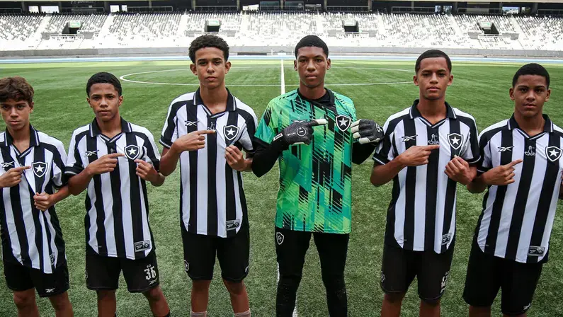 Botafogo firma contrato de formação com seis jogadores do sub-14