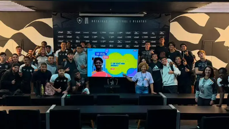 Botafogo sub-17 recebe programa educativo Na Real em palestra sobre o não uso do álcool na adolescência