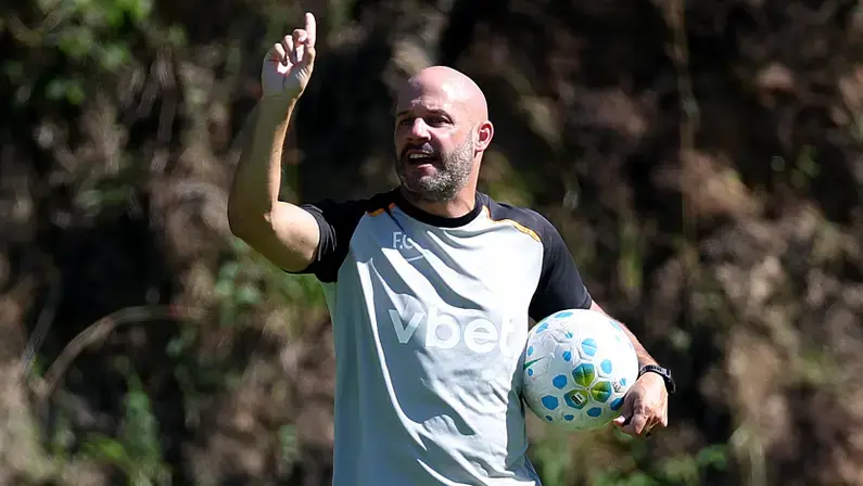 Vasco demonstra interesse em Franclim Carvalho, técnico do Botafogo