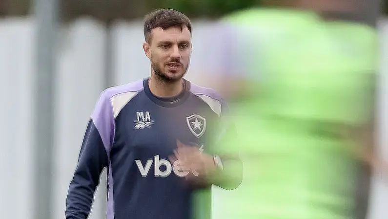 Cláusula pode 'liberar' Botafogo de pagar alto valor para Anselmi