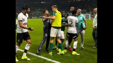 Novos ângulos mostram confusão com Marlon Freitas em Palmeiras x Botafogo: ‘Eu ganhei nessa p*** aí’ Novos ângulos mostram confusão com Marlon Freitas em Palmeiras x Botafogo: ‘Eu ganhei nessa p*** aí’