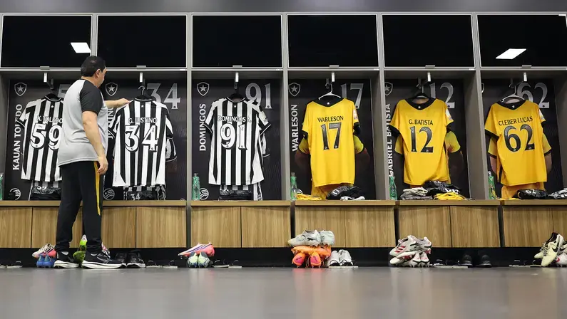 Botafogo escalado com Arthur Chaves e Edenílson para enfrentar o Grêmio