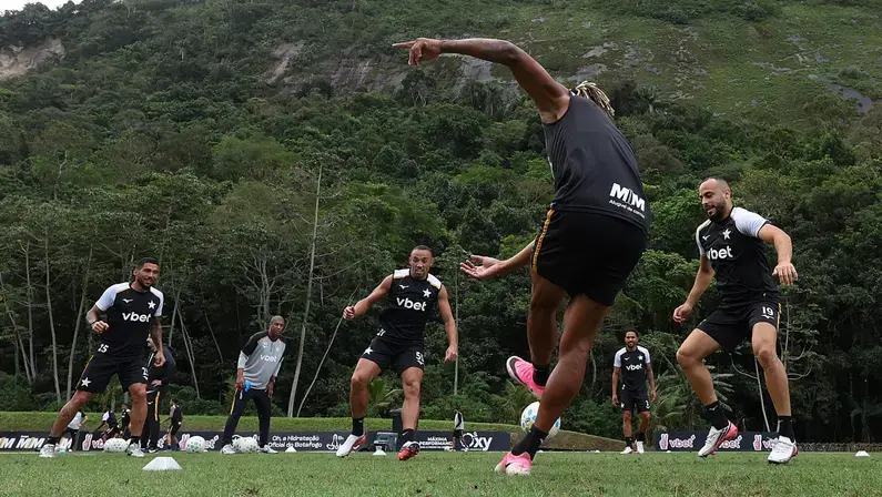 Ziyech, Fabricio Pérez… Botafogo ainda busca mais um ponta para ser titular em oportunidade de mercado