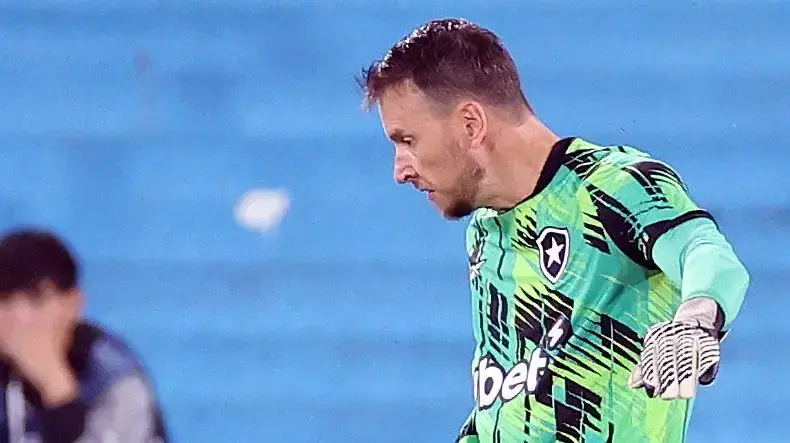 Franclim elogia atuação de Neto, mas não crava titular do Botafogo para sábado e afaga Raul: ‘Gosto muito dele, é um profissional de excelência’