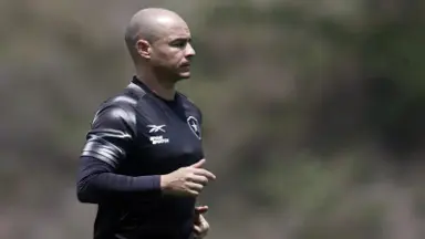 Preparadores físico e de goleiros da comissão fixa do Botafogo seguirão com Franclim Carvalho; Bellão volta para o sub-20 Preparadores físico e de goleiros da comissão fixa do Botafogo seguirão com Franclim Carvalho; Bellão volta para o sub-20