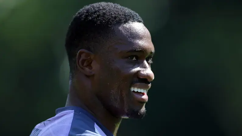 Bastos ainda não se reapresentou ao Botafogo; previsão era treinar em separado