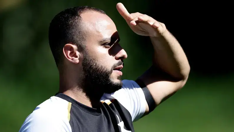 Botafogo condiciona saída de Arthur Cabral à contratação de novo centroavante