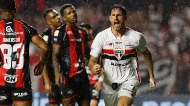 São Paulo vence Vitória e se afasta do Botafogo e da zona da confusão do Brasileirão São Paulo vence Vitória e se afasta do Botafogo e da zona da confusão do Brasileirão