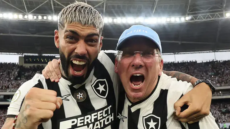 John Textor sai em defesa de Alexander Barboza no Botafogo: ‘Devemos sempre respeitar um guerreiro, que nos ajudou a sermos campeões’