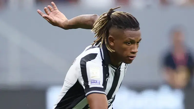 Zenit oferece R$ 58 milhões em comissões por Danilo, do Botafogo