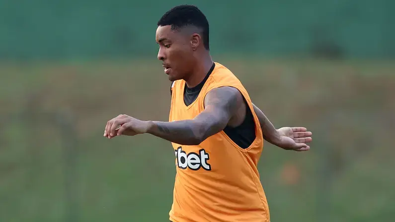 Botafogo oficializa rescisão de contrato com lateral Caio Roque