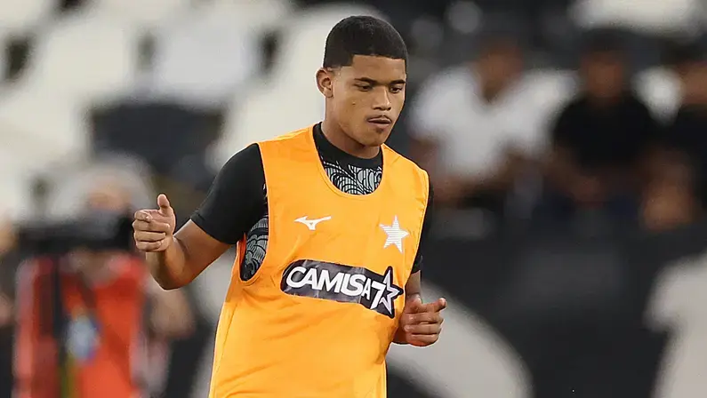 Comentarista questiona Botafogo ter liberado Huguinho para Seleção sub-20: ‘Perdeu um período de treinos com técnico que acabou de chegar’