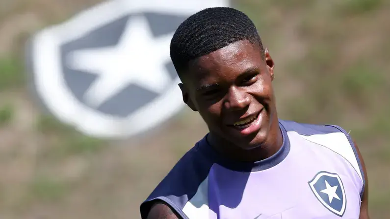 'Kadir é um centroavante de perfil diferente, de extrema velocidade, forte e potente', elogia técnico do Botafogo sub-20