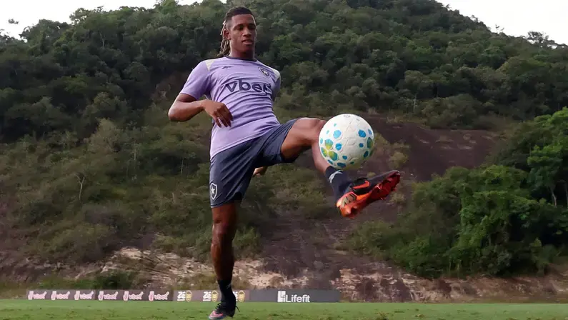 Após brilhar na Seleção Brasileira, Danilo volta aos treinos do Botafogo