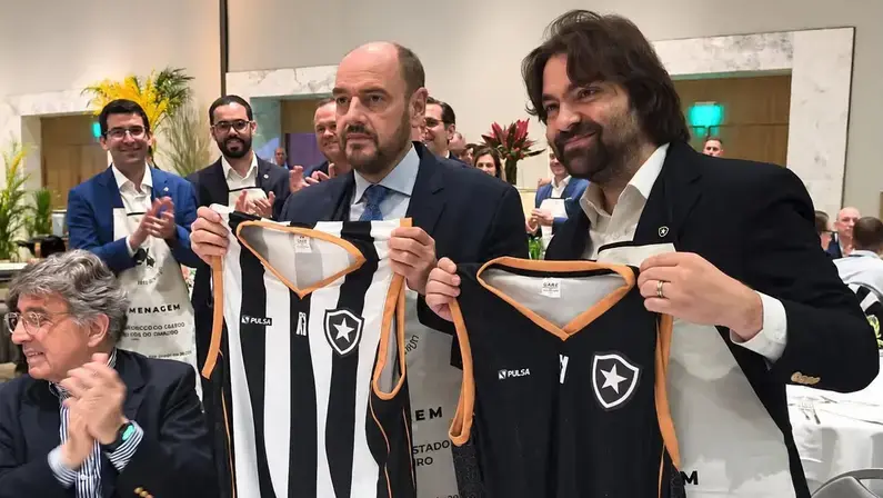 Presidente do Botafogo prestigia homenagem a governador em exercício do RJ com temática alvinegra