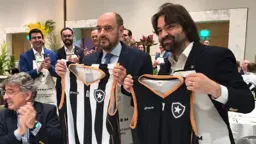 Presidente do Botafogo prestigia homenagem a governador em exercício do RJ com temática alvinegra